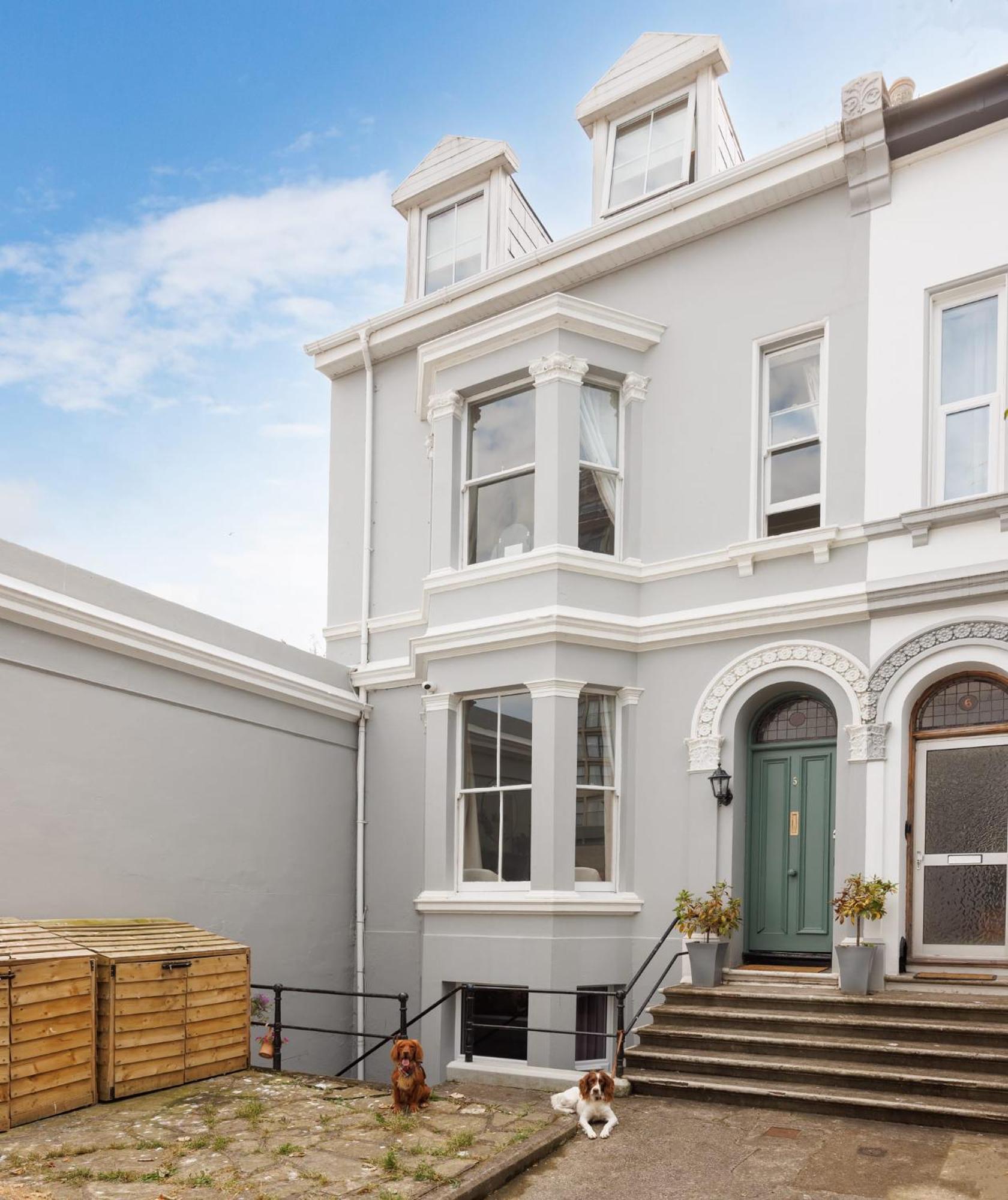 New Luxury For 2024 - Central Plymouth House - Sleeps 10 - Access To Plymouth Town - Close To The Barbican - Pets Welcome - Parking Available - By Luxe Living By Sophia Dış mekan fotoğraf